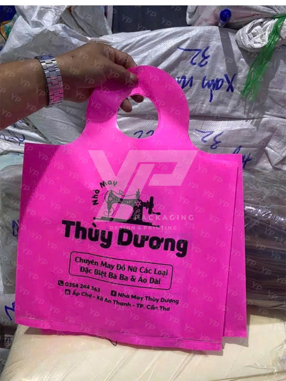 Túi nilon pe quai xách tròn màu hồng đậm cho shop may quần áo